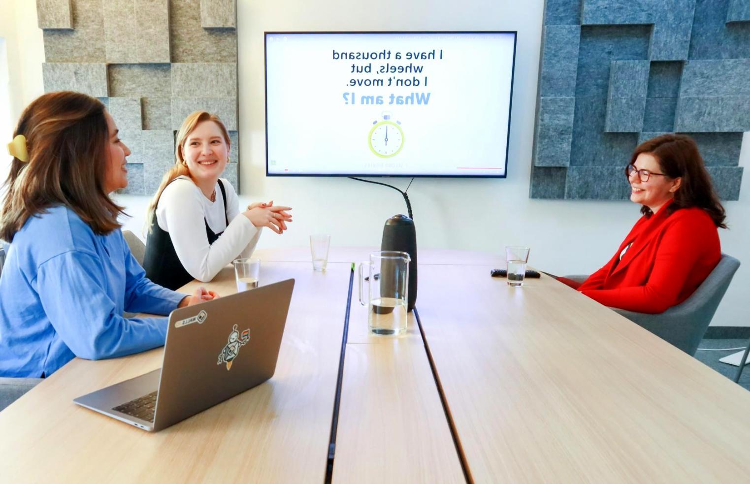 Professionelle Finanzverhandlung im modernen Büroumfeld